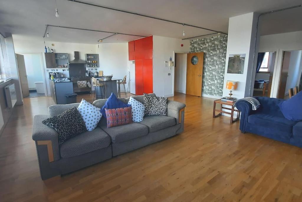 Trendy, Urban Open Plan Apartment Bristol Exteriör bild