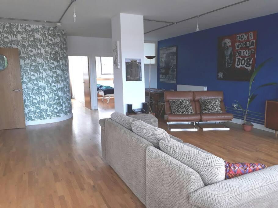 Trendy, Urban Open Plan Apartment Bristol Exteriör bild